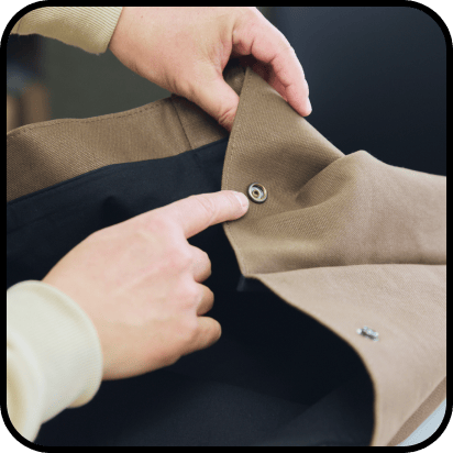 サンプルの細部を確認する手元