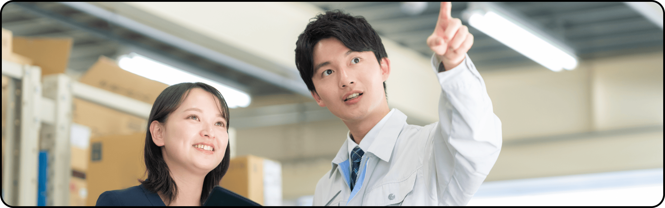 二人の社員が現場で指導をうけているシーン