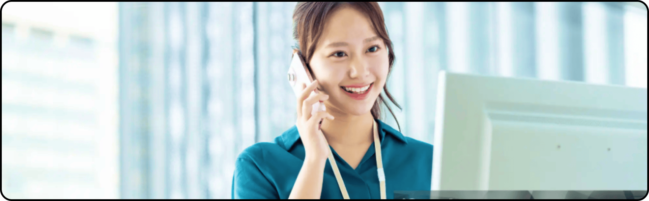 電話で対応する女性社員