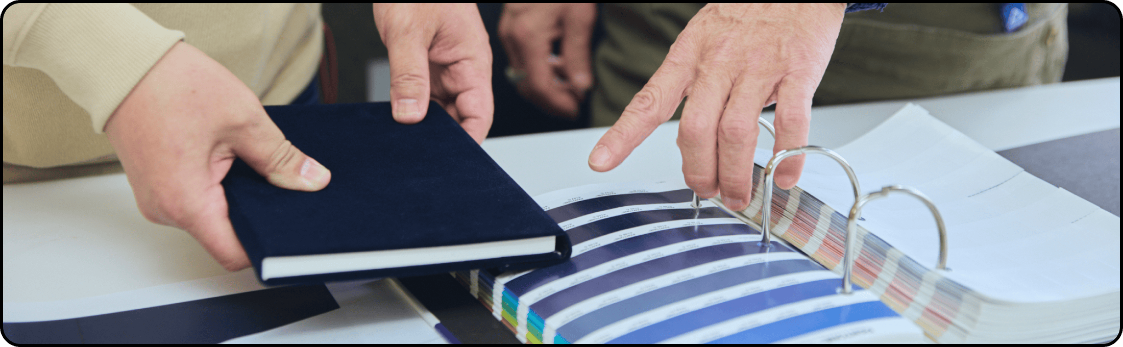 テーブルで生地サンプルと見本帳を確認している様子