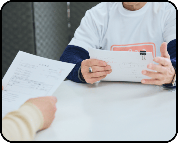 お客様と担当者がデバイスを操作し、ヒアリングを行っている様子