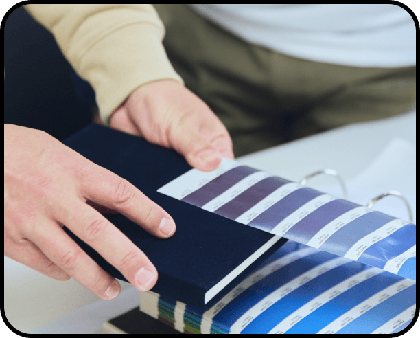 デザイン案の布地サンプルを確認する手元