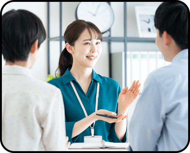 お客様と担当者が打ち合わせでお見積もりについて話している様子