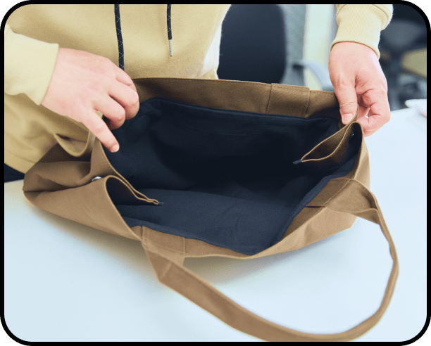 完成品をトートバッグに梱包している手元