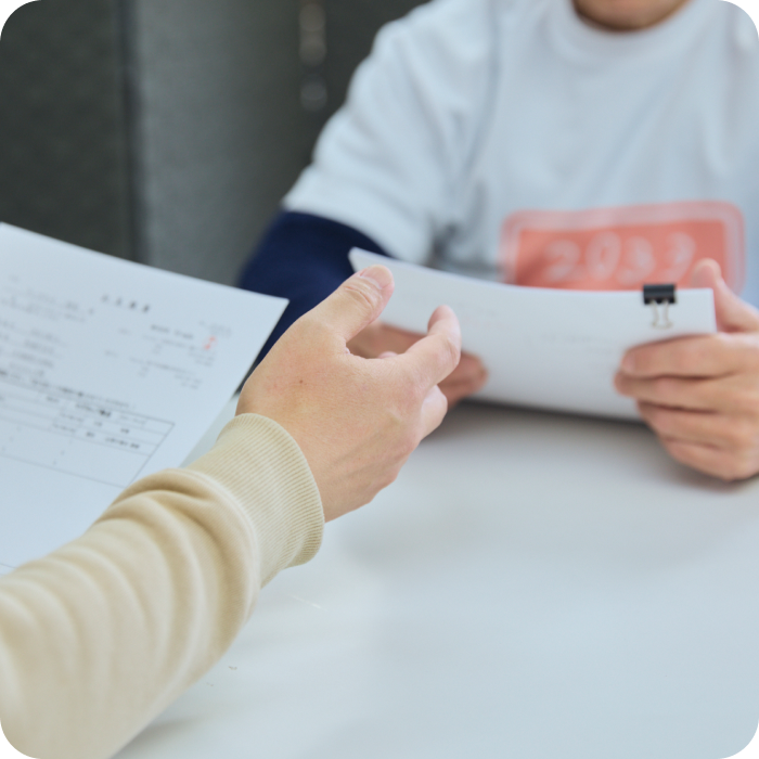 サンプル製作の確認作業を行う様子