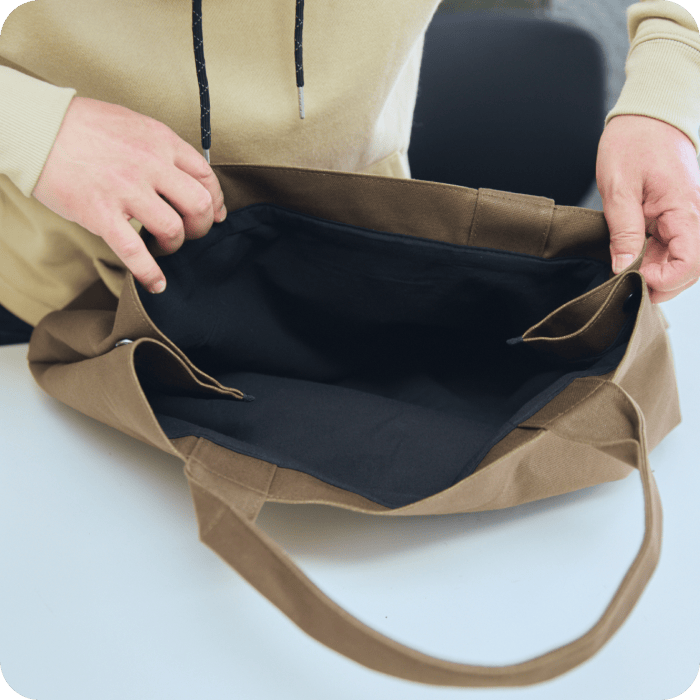 製品の検品・梱包作業（バッグを開ける手元）