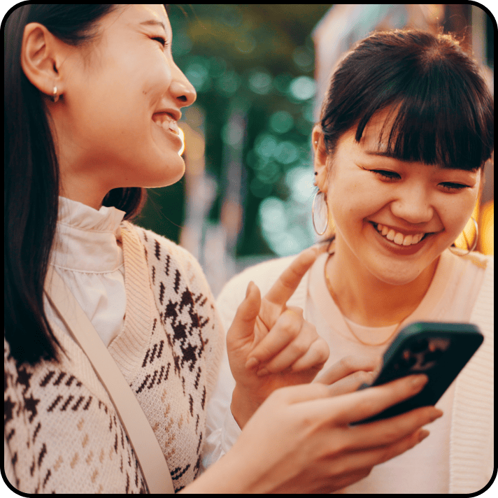 笑顔で会話するシーン