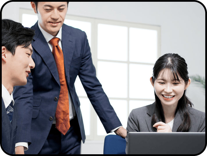 専門研修でディスカッションするビジネスパーソン